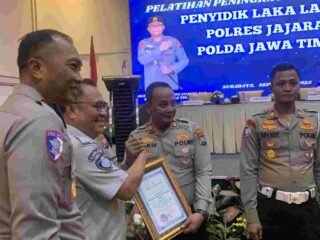 Sukses Tekan Angka Lakalantas Hingga 44,6 persen, Polres Pelabuhan Tanjung Perak di Ganjar Penghargaan