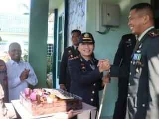 Kapolres Lampung Timur Berikan Kue Ulang Tahun kepada Dandim 0429/Lamtim dalam Rangka HUT TNI ke-80