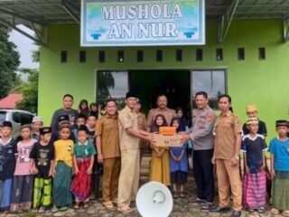 Iptu Agus Sugiharto Kapolsek Gunung Pelindung Berikan Bantuan Pengeras Suara keMushola An Nur