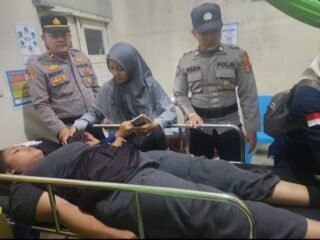 Pospam Simpang Pugung Polres Lampung Timur Tanggap Bantu Korban Laka Lantas di Sekampung Udik