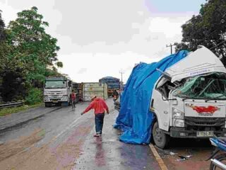 Mobil Paket Shopee Ringsek Tertimpa  Kontainer di Jalan Lampung Timur