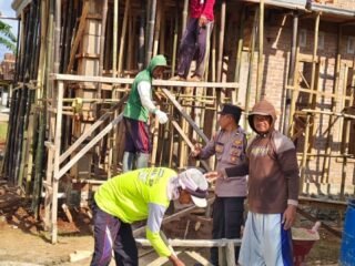 Bhabinkamtibmas Polsek Way Jepara Laksanakan Kegiatan Polisi Penolong Bantu Warga Bangun Rumah
