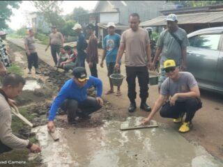 Polisi Gerakkan Warga Gotong Royong Perbaiki Jalan Rusak