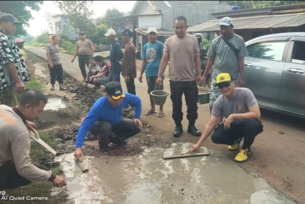 Polisi Gerakkan Warga Gotong Royong Perbaiki Jalan Rusak