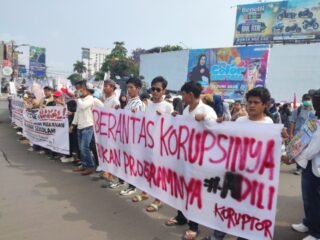Bawa Panci Dan Centong Nasi Pekerja MBG Gelar Demo: Tangkap Pelaku Korupsi