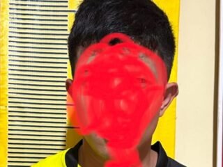 Seorang Pria Terduga Pelaku Pengguna Narkotika Ditangkap Polisi di Pinggir Jalan Lintas Timur