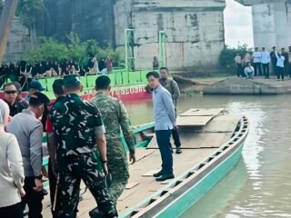 Wapres Gibran Tinjau Jembatan Way Bungur, Disambut Ribuan Warga