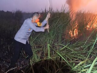 Kapolres Lampung Timur Terjun Padamkan Api Di Kawasan Way Kambas