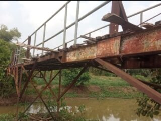 Jembatan Gantung 50 Meter Rusak. Pemdes Braja Caka Usulkan Pembuatan Jembatan Baru