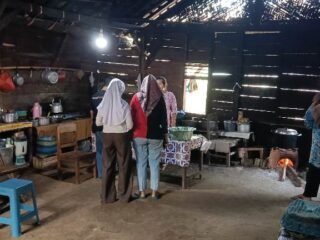 Bukan di Cafe, Sensasi Pecel Alas Daun Jati Warisan Mbah Mondreng di Sribhawono