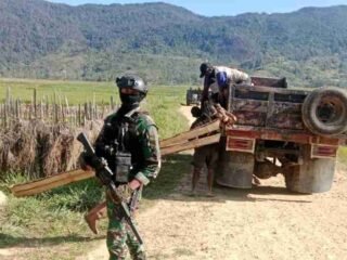 Satgas Yonif 2 Marinir Bantu Warga Enarotali Sebagai Wujud Kepedulian Prajurit