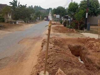 Dibiarkan Menganga, Warga Adiluweh Keluhkan Aktivitas Galian Pipa di Lingkungannya
