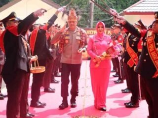 Tradisi Penyambutan dan Pelepasan Warnai Pergantian Kepemimpinan Kapolda Papua Barat Daya