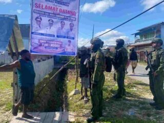 Patroli Humanis Yonif 2 Marinir Rekatkan Prajurit Bersama Warga Waghete