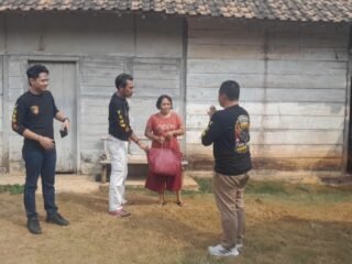 Rayakan HUT ke-11, Tekab 308 Polres Lampung Timur Gelar Bakti Sosial untuk Warga Kurang Mampu